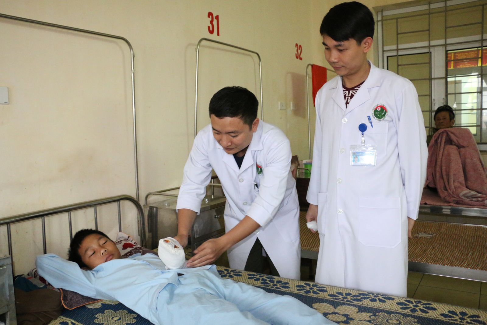 Nam sinh bị n&aacute;t tay v&igrave; chơi ph&aacute;o tự chế l&agrave;m từ van xe đạp v&agrave; di&ecirc;m