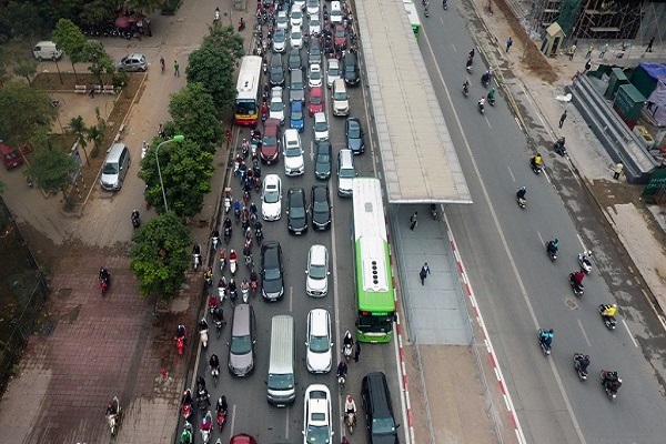 &Ocirc; t&ocirc;, xe m&aacute;y đi v&agrave;o l&agrave;n đường d&agrave;nh cho xe bu&yacute;t nhanh bị phạt thế n&agrave;o?