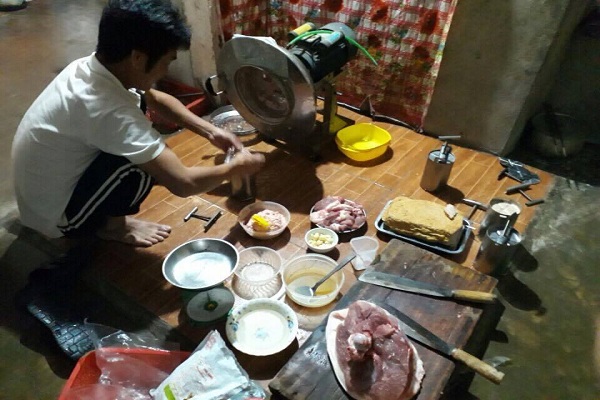 H&agrave; Tĩnh: Ph&aacute;t hiện cơ sở sản xuất gi&ograve; chả sử dụng chất cấm