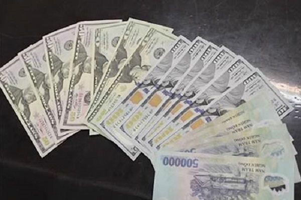 Vạch trần thủ đoạn trộm cắp gần 1.000 USD của nh&acirc;n nh&acirc;n vi&ecirc;n massag