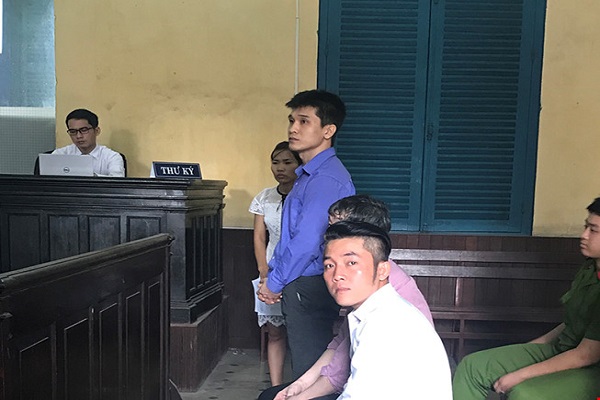 'X&aacute;ch tay' 96 điện thoại về Việt Nam, 2 người H&agrave;n Quốc l&atilde;nh &aacute;n t&ugrave;