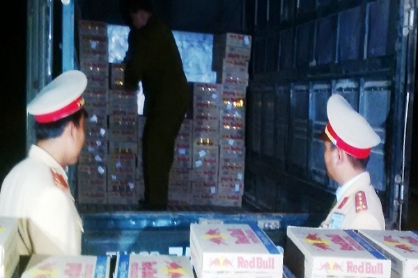 Bắt giữ xe tải chở 16.800 lon nước Red bull nhập lậu để ti&ecirc;u thụ dịp Tết