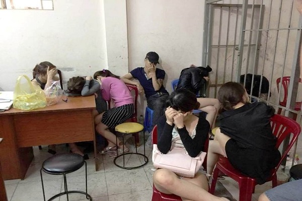 H&agrave;ng chục nam nữ ph&ecirc; ma t&uacute;y trong nh&agrave; h&agrave;ng ở TP HCM