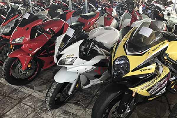 Tạm giữ d&agrave;n m&ocirc; t&ocirc; ph&acirc;n khối lớn nghi nhập lậu ở miền T&acirc;y