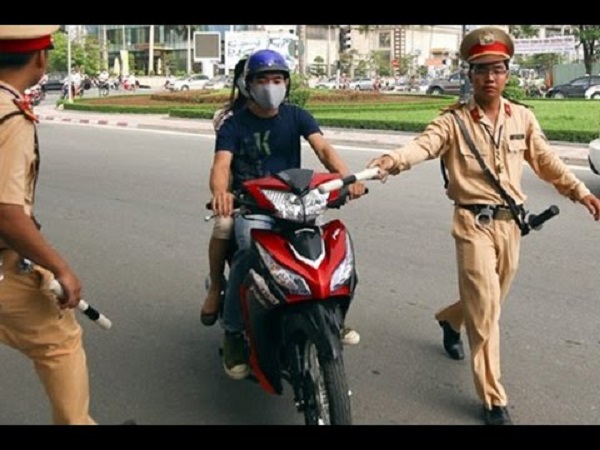 Đi v&agrave;o đường cong, kh&ocirc;ng bật đ&egrave;n xi nhan c&oacute; vi phạm giao th&ocirc;ng?