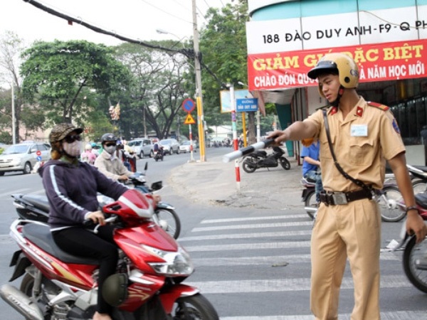C&aacute;ch sử dụng đ&egrave;n xi nhan đ&uacute;ng luật khi tham gia giao th&ocirc;ng