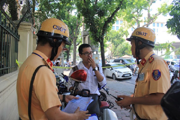 Bỏ đi khi cảnh s&aacute;t giao th&ocirc;ng dừng xe bị phạt thế n&agrave;o?
