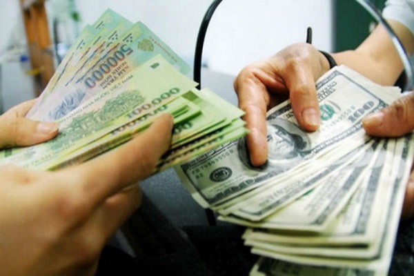 Bắt 2 người li&ecirc;n quan đến vụ đổi 100.000 USD 'giả' tại ng&acirc;n h&agrave;ng