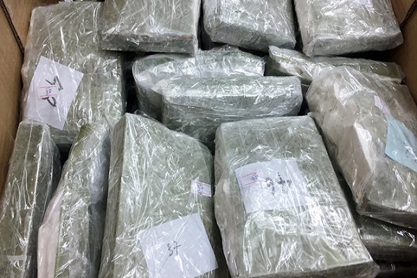 T&agrave;i xế chở 100 b&aacute;nh ma t&uacute;y bắt ở H&ograve;a B&igrave;nh bị khởi tố