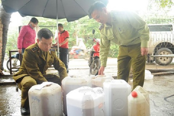 Sau chỉ thị 02 Bộ C&ocirc;ng Thương: Tạm giữ h&agrave;ng chục ng&agrave;n l&iacute;t rượu