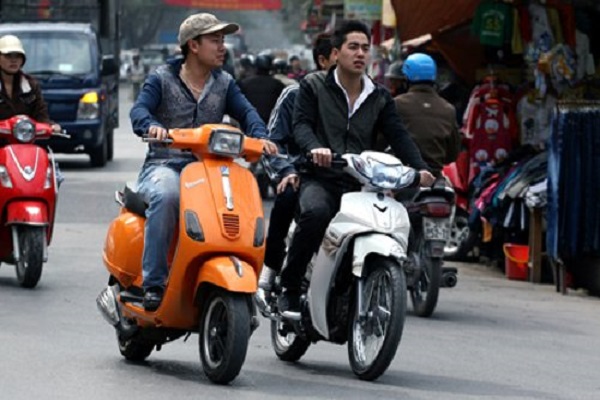 Điều khiển xe m&aacute;y kh&ocirc;ng đội mũ bảo hiểm sẽ bị phạt bao nhi&ecirc;u?