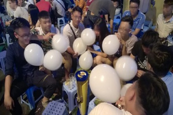 H&agrave; Nội: Siết chặt việc kinh doanh, bu&ocirc;n b&aacute;n ''b&oacute;ng cười''