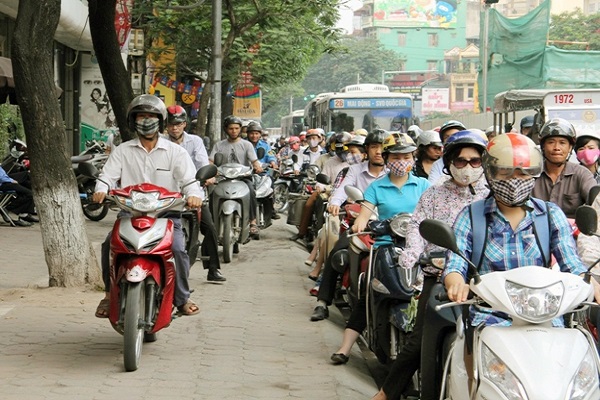 Điều khiển xe m&aacute;y l&ecirc;n vỉa h&egrave; sẽ bị phạt như thế n&agrave;o?