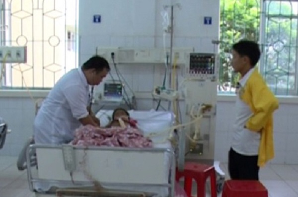 Sau khi ăn vải, 1 trẻ tử vong, 4 trẻ cấp cứu nghi vi&ecirc;m n&atilde;o?
