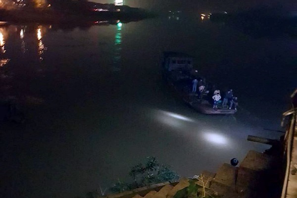 &Ocirc; t&ocirc; rồ ga l&ugrave;i thẳng xuống s&ocirc;ng Hồng khiến 2 người tử vong
