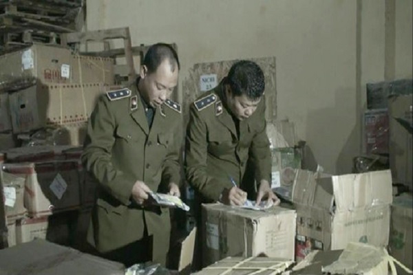 4 tấn nguy&ecirc;n liệu tr&agrave; sữa kh&ocirc;ng r&otilde; nguồn gốc vừa bị ph&aacute;t hiện ở H&agrave; Nội
