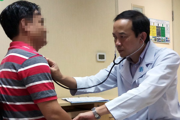 Chữa ngứa da đầu theo c&aacute;ch n&agrave;y m&agrave; nam thanh ni&ecirc;n bị hoại tử khớp h&aacute;ng