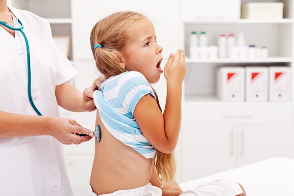 Ho g&agrave; l&agrave; bệnh diễn ra quanh năm v&agrave; c&aacute;ch thức l&acirc;y truyền rất dễ d&agrave;ng. Ảnh minh họa 