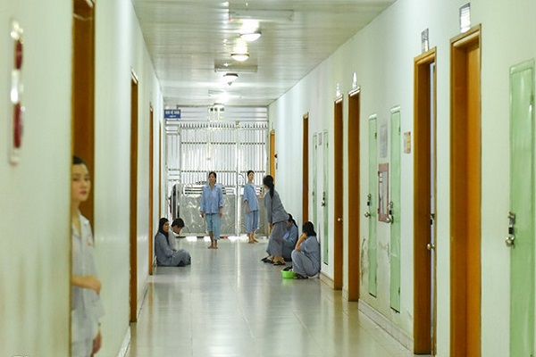 Con nghiện Facebook bất thường về t&acirc;m l&yacute;, bố đ&agrave;nh 'đ&aacute;nh' thuốc m&ecirc; đưa v&agrave;o viện t&acirc;m thần