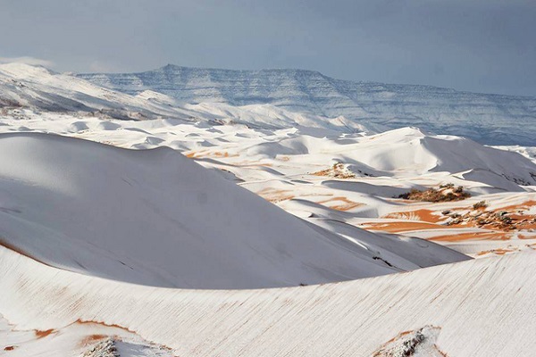 Bất ngờ khi tuyết rơi d&agrave;y bao phủ sa mạc Sahara