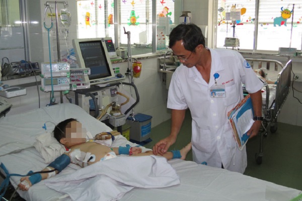 Ch&oacute; nh&agrave; bỗng dưng 'ph&aacute;t kh&ugrave;ng' lao v&agrave;o cắn b&eacute; 1 tuổi đứt mũi