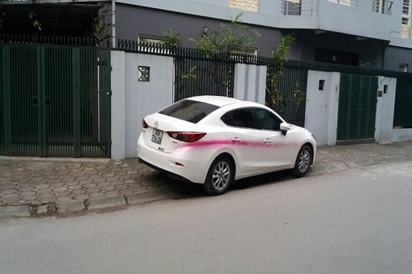 H&agrave; Nội: H&agrave;ng chục xe &ocirc; t&ocirc; đỗ tr&ecirc;n vỉa h&egrave; chung cư bị xịt sơn bẩn