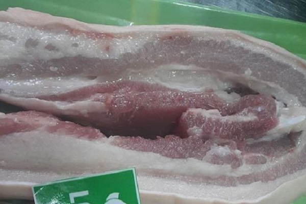 Thịt lợn lạ c&oacute; gi&aacute; 'ch&aacute;t' nhưng vẫn 'l&ecirc;n ng&ocirc;i' dịp Tết Nguy&ecirc;n đ&aacute;n