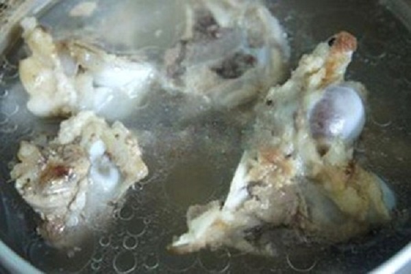 Cho b&eacute; ăn nước hầm xương thường xuy&ecirc;n c&oacute; nguy cơ g&acirc;y suy dinh dưỡng