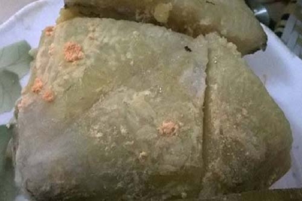 B&aacute;nh chưng bị mốc - Đừng tiếc của m&agrave; rước bệnh v&agrave;o th&acirc;n