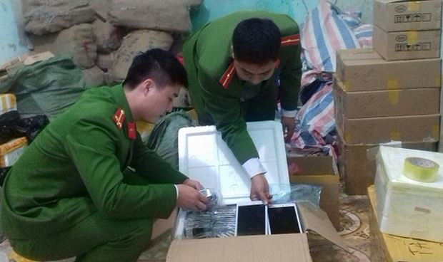 Ph&aacute;t hiện l&ocirc; tivi, điện thoại 'xịn' nhập lậu từ Trung Quốc theo đường m&ograve;n