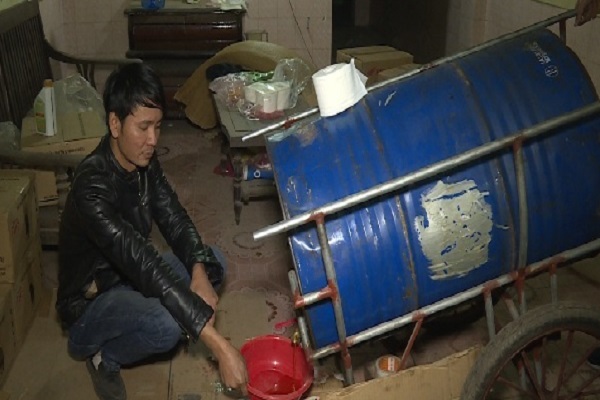 Độc chi&ecirc;u 'ph&ugrave; ph&eacute;p' dầu nhớt cũ để l&agrave;m giả h&agrave;ng ngh&igrave;n l&iacute;t dầu nhớt c&oacute; thương hiệu