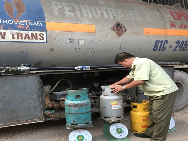 Ph&aacute;t hiện xe bồn sang chiết gas tr&aacute;i ph&eacute;p ở B&igrave;nh Dương