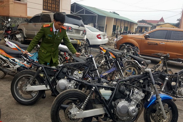 Ph&aacute;t hiện kho h&agrave;ng 'khủng' chứa nhiều xe m&ocirc; t&ocirc; kh&ocirc;ng c&oacute; giấy tờ hợp ph&aacute;p