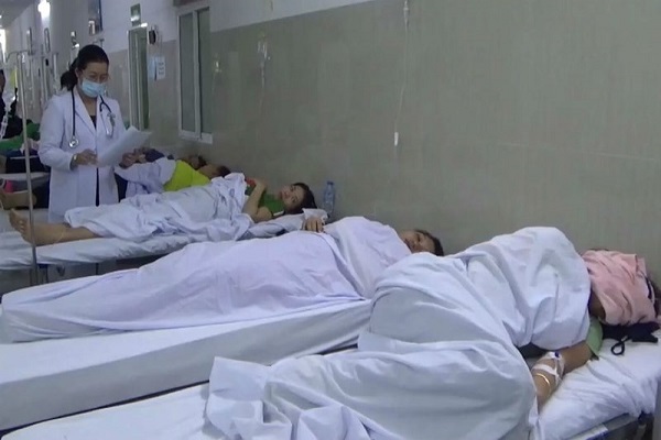 Sau bữa ăn trưa, h&agrave;ng trăm c&ocirc;ng nh&acirc;n nhập viện nghi bị ngộ độc