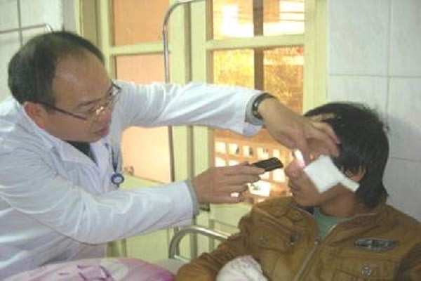 Cẩn trọng với những tai nạn về mắt c&oacute; thể xảy ra trong dịp Tết 
