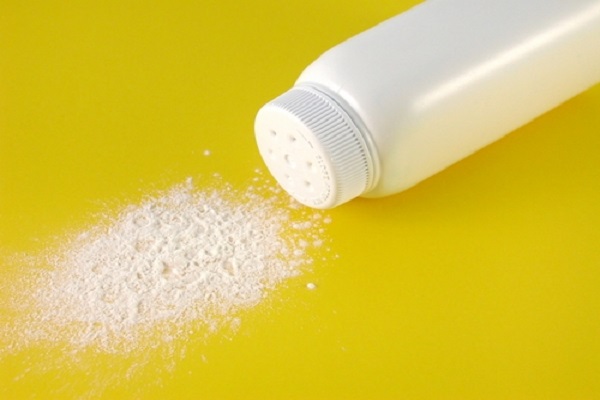 Cha mẹ hết sức cẩn trọng trong việc sử dụng phấn r&ocirc;m cho trẻ