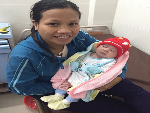 Đẻ con tại nh&agrave; d&ugrave;ng dao lam cắt rốn. mẹ su&yacute;t 'hại chết' con