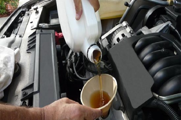 Nếu kh&ocirc;ng muốn động cơ &ocirc; t&ocirc; xuống cấp h&atilde;y ch&uacute; &yacute; những điều n&agrave;y khi thay dầu nhớt