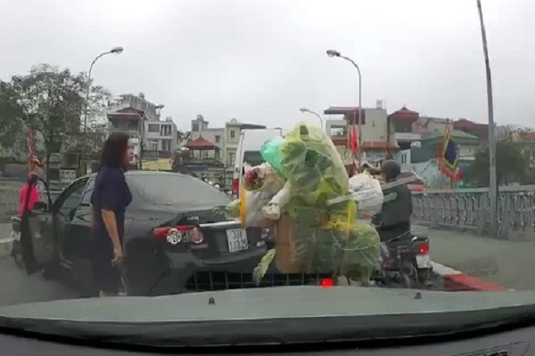 Nữ t&agrave;i xế &ocirc; t&ocirc; quay đầu xe g&acirc;y &ugrave;n tắc c&ograve;n 'nạt nộ' người đi xe m&aacute;y