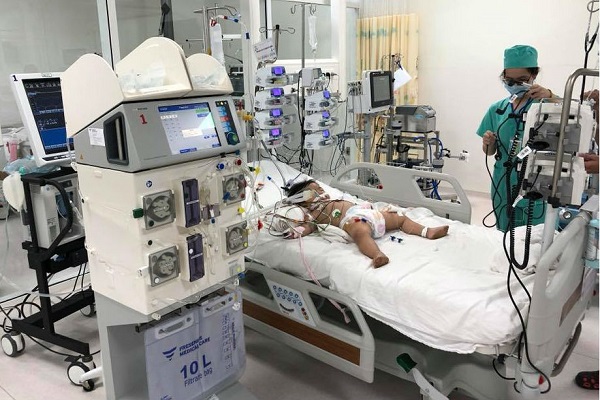 B&eacute; trai nguy kịch v&igrave; uống nhầm xăng đựng trong chai giải kh&aacute;t