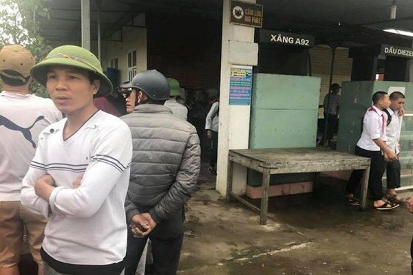 D&ugrave;ng đ&egrave;n kh&ograve; cắt bồn xăng cũ ph&aacute;t nổ như bom khiến 2 người thương vong