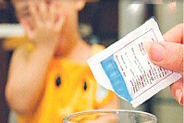 Pha oresol theo c&aacute;ch n&agrave;y coi chừng bị ngộ độc muối