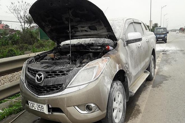 Khi động cơ &ocirc; t&ocirc; qu&aacute; n&oacute;ng sẽ g&acirc;y ra hậu quả đ&aacute;ng tiếc n&agrave;y