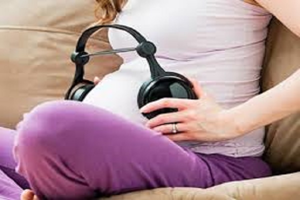 Gắn tai nghe trực tiếp v&agrave;o bụng bầu sẽ ảnh hưởng lớn đến th&iacute;nh lực thai nhi