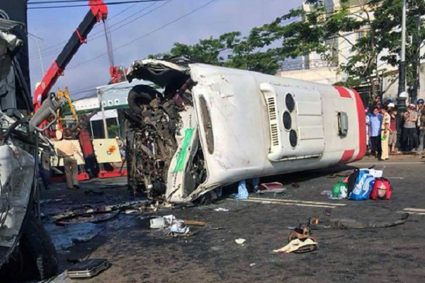 Tai nạn thảm khốc: Xe kh&aacute;ch v&agrave; xe tải đối đầu, 10 người thương vong