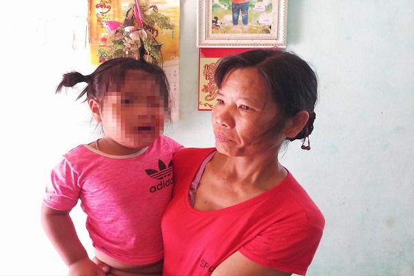 C&ocirc; gi&aacute;o mầm non bị tố đ&aacute;nh b&eacute; 3 tuổi liệt d&acirc;y thần kinh, m&eacute;o mồm