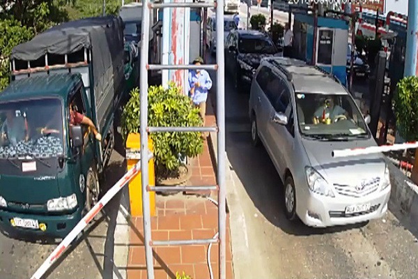 Vụ t&agrave;i xế t&ocirc;ng gãy barie v&agrave; đ&aacute;nh nh&acirc;n vi&ecirc;n thu ph&iacute; BOT T&acirc;n Đệ: C&ocirc;ng an triệu tập 2 người