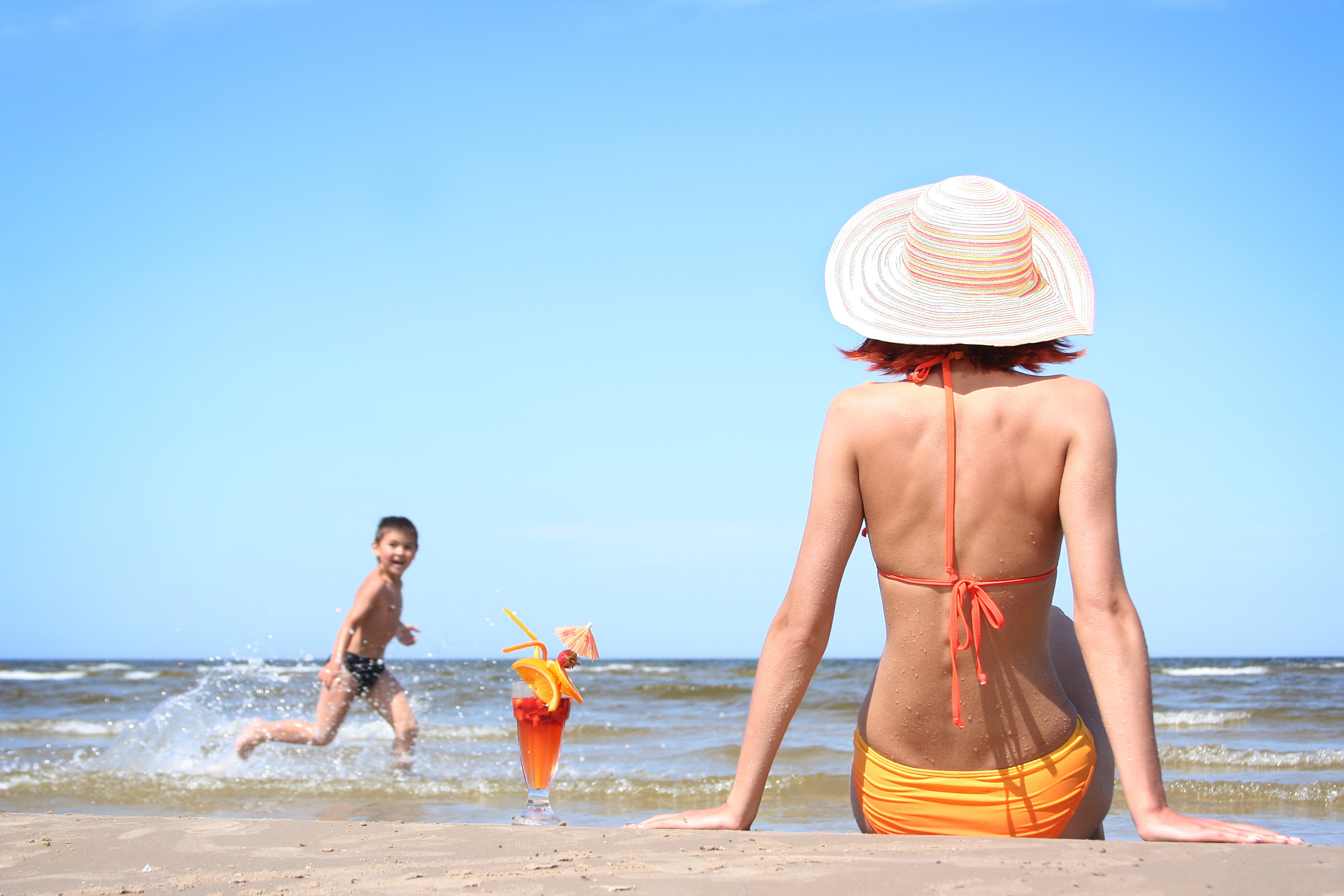 Tắm nắng c&oacute; thể g&acirc;y nghiện như ma t&uacute;y