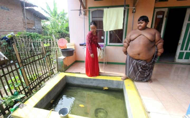 Arya kh&ocirc;ng thể mặc vừa quần &aacute;o, chỉ quấn một chiếc khăn quanh người. Ảnh: Telegraph