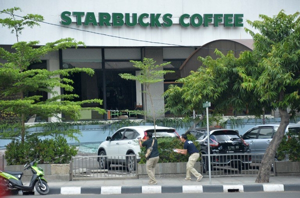 một bảo vệ ng&acirc;n h&agrave;ng, n&oacute;i &ocirc;ng nh&igrave;n thấy c&oacute; &iacute;t nhất 5 kẻ tấn c&ocirc;ng. Ảnh: AFP.